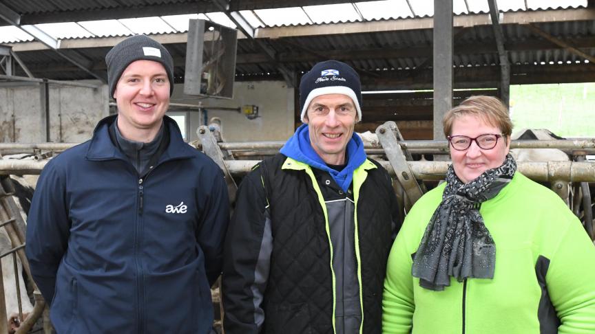 Tom, Patrick et Paulette Duizings s’organisent de sorte que le travail puisse être géré  par deux personnes. Cela leur permet de pouvoir tenir leurs engagements  à l’extérieur de la ferme.