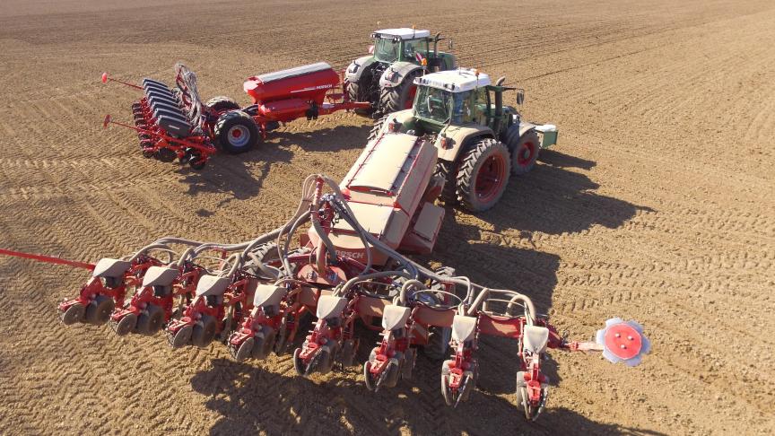 Les modèles traînés CX et CV embarquent une trémie centralisée d’un volume de 800
l pour les semences et de 3.000
l pour l’engrais ou, au choix, une trémie de 3.000
l pour la fertiliation et une trémie individuelle de 70
l sur chacun des éléments semeurs.