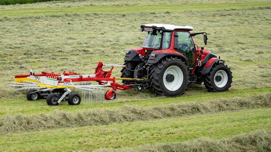 Selon Pöttinger, les andaineurs Top 422 A et 462 A permettent à de petits tracteurs  d’opérer sur de plus grandes largeurs de travail.