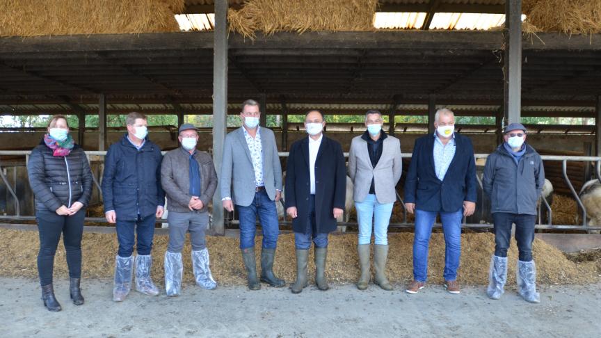 Pour le ministre Borsus (au centre), qui était venu à la rencontre de l’OP Les Saveurs d’Ardenne en présence des représentants  du groupe Colruyt, une telle organisation est l’une des nombreuses réponses à apporter à la crise que vit le secteur agricole.