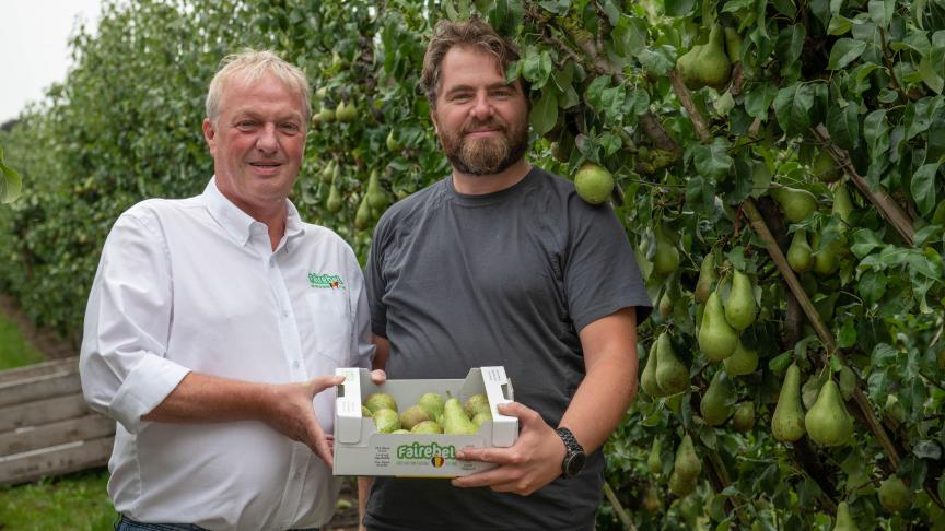 «Avec nos pommes et nos poires, une nouvelle voie s’ouvre aux citoyens qui souhaitent soutenir durablement les agriculteurs belges», estiment Erwin Schöpges (à gauche) et Xavier Laduron, respectivement président de Faircoop et responsable de la filière Fairebel fruits.