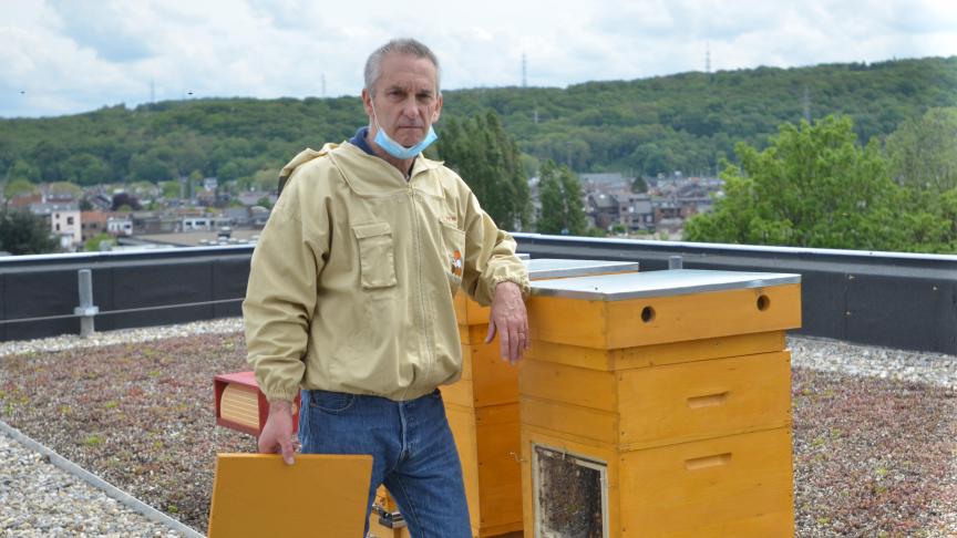 Pour Christophe Close, la ruche connectée est un outil important pour l’apiculteur car il lui permet à distance, de jour comme d enuit, de prendre connaissance de l’état de santé des abeilles, d’anticiper leur mouvement, sans les déranger.
