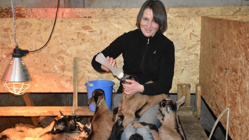 Anne Delbeke est à la tête d’un troupeau de 80 chèvres qui produisent environ 240 litres de lait par jour, entièrement transformés.