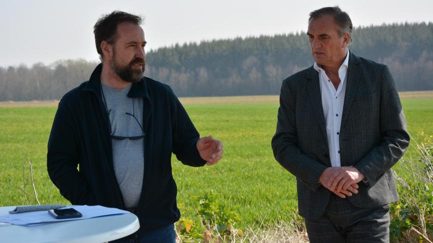 Luc Joris (à gauche) et Marc Bastin sont tous deux convaincus que les agriculteurs, par les pratiques qu’ils adoptent et les aménagements qu’ils conçoivent, ont un rôle majeur à jouer dans la préservation de la biodiversité.