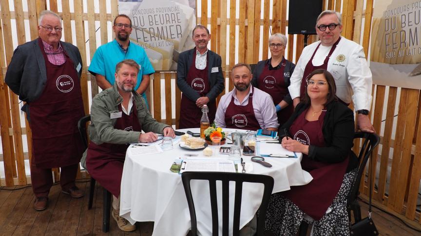 Le jury prêt à départager les huit candidats. Assis au centre, le producteur Lionel Plaquette.