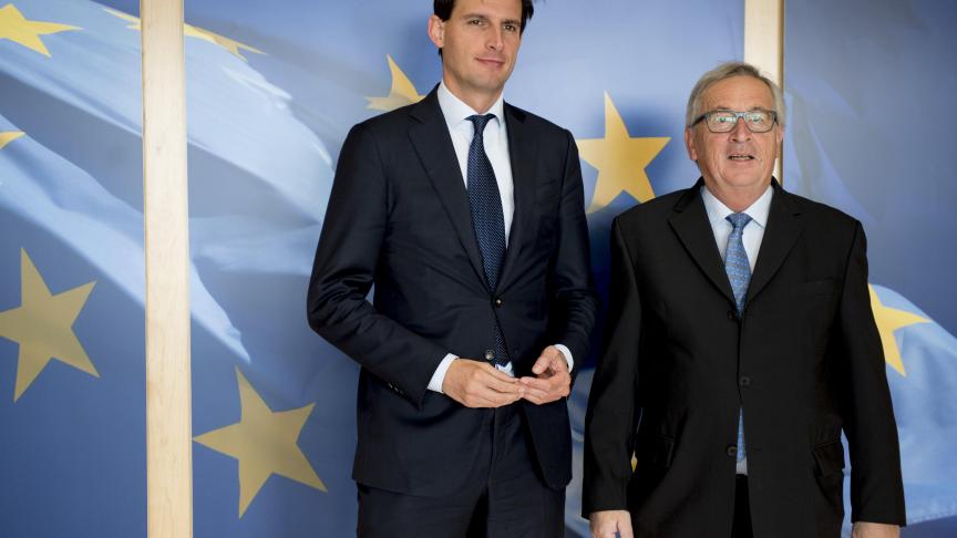 Wopke Hoekstra (à gauche, à côté de l’ancien président de la commission Jean-Claude  Juncker) était ministre des Finances dans le quatrième cabinet de Mark Rutte.