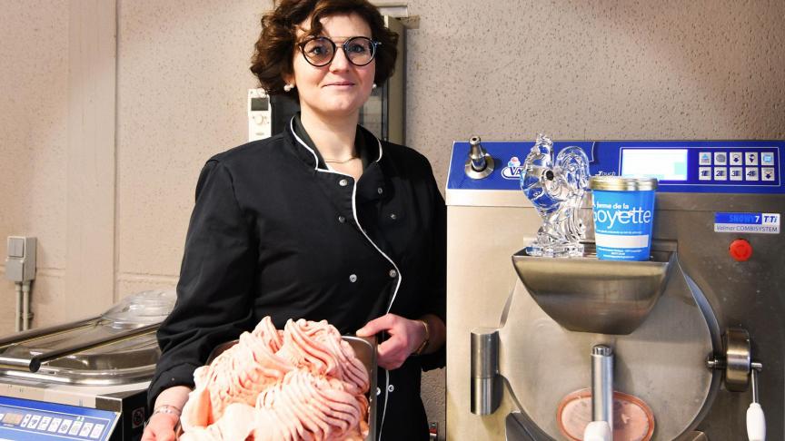 Valentine Courtain, glace au lait de vache à la fraise.