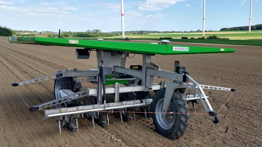 Le robot Farmdroïd embarque  quatre panneaux solaires, dont trois rechargent sa batterie lui permettant d’assurer un travail de nuit.