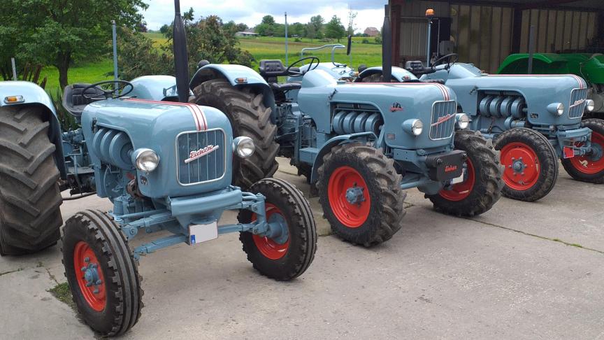 Rare photo sur laquelle apparaissent côte à côte trois Mammut : le premier à trois cylindres datant de 1959  tandis que les deux autres disposent d’un moteur à quatre cylindres.