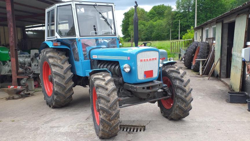 Le Wotan, avec son moteur à 6 cylindres, est un tracteur impressionnant.  En arrière-plan, le Deutz D6006 familial en pleine restauration.