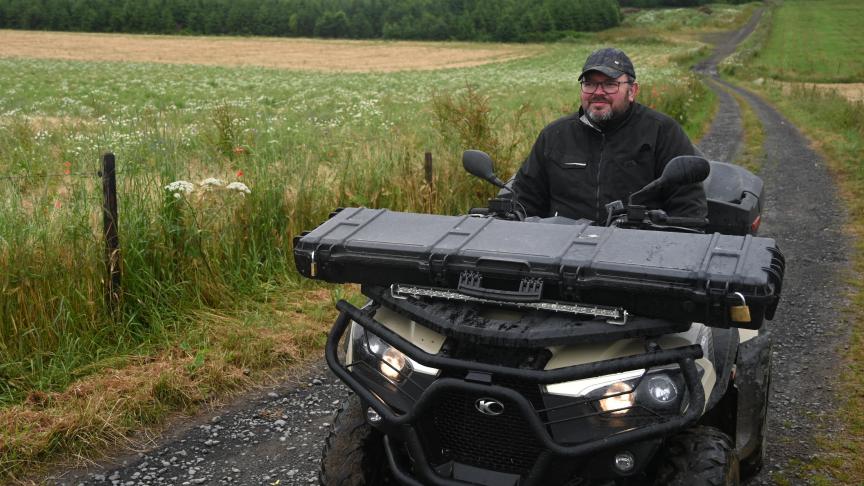 Sur son quad, Patrick Feller regarde l’évolution de ses cultures et de ses terrains redessinés suite à un remembrement agricole.