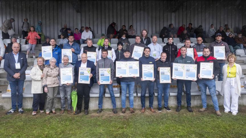Les lauréats 2023 réunis dans la tribune du grand ring, après la remise  des diplômes.