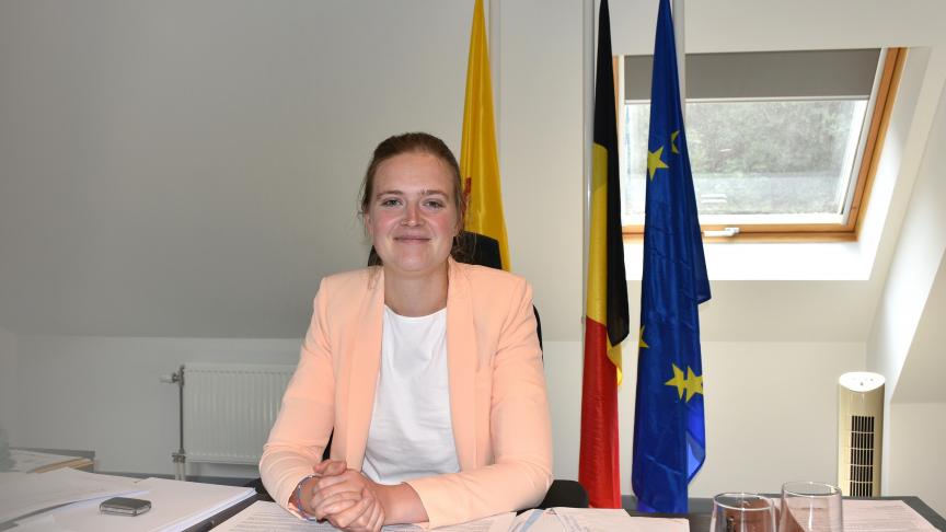 « Au sortir de mes humanités, je me suis naturellement dirigée vers des études de bioingénieure à Gembloux parce que j’avais envie d’aborder l’agriculture à travers le prisme universitaire » justifie la ministre Dalcq en évoquant son parcours  de formation.