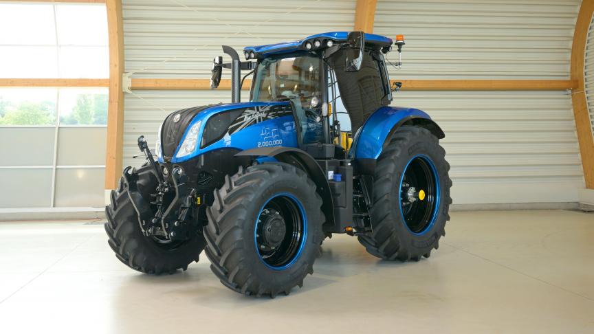 Le deux millionième tracteur produit à Basildon  revêt une livrée spéciale, afin de célébrer  cet événement comme il se doit.