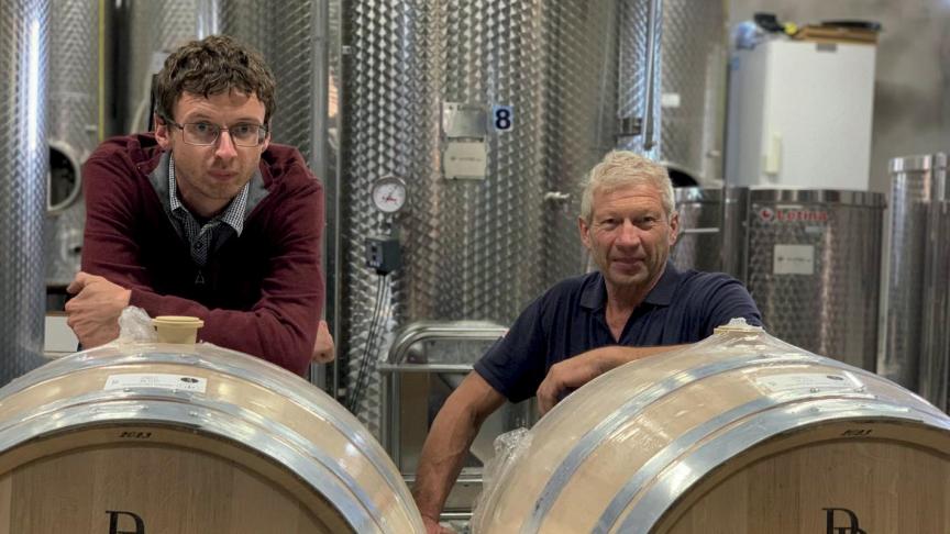 Adrien a repris l’exploitation de son père Marc Degrave.Et même s’il est aujourd’hui pensionné, ce dernier continue de l’aider dans les vignes.