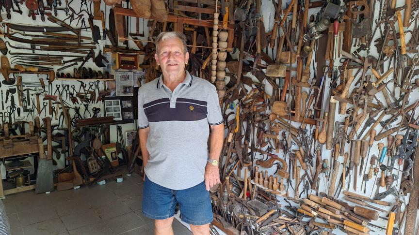 Cela fait plus de 40 que Jean collectionne les vieux outils, tous exposés dans son garage.