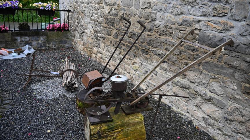 Les deux semoirs, et la fagotière.  Des outils qu’il a mis en valeur lors d’une exposition.
