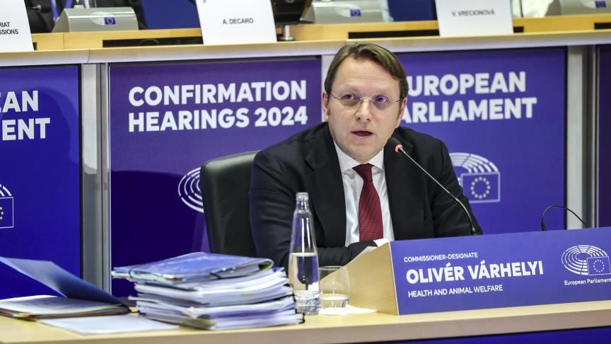 Le candidat commissaire é été attaqué pour son appartenance au parti conservateur Fidezs du président Victor Orban.