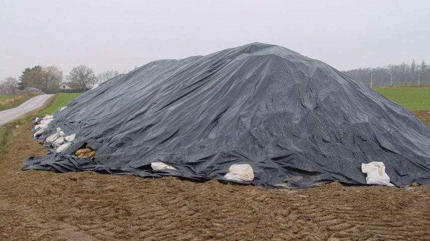 Des bâches en plastique sont mises gratuitement à disposition dans les sucreries et leurs dépôts.