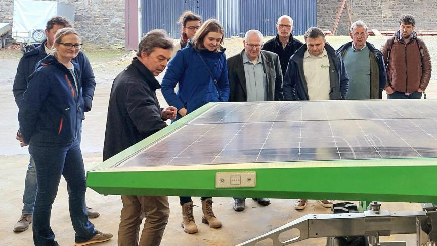 La visite de la Ferme de la Tour à Saint-Marc a voulu démontrer à la minsistre régionale de l’Agriculture (au centre)  les capacités d’innovations techniques et commerciales de l’agriculture biologique.