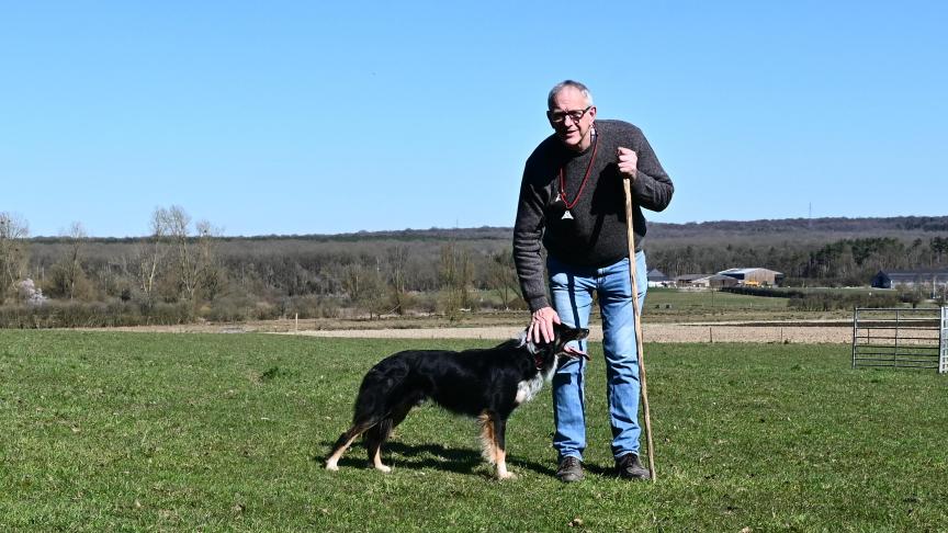 Jean-Luc Censier avec Noï. Ila eu ce Border Collie a un an, alors que personne ne voulait de lui. Finalement,grâce à un dressage approprié, il est à présent capable de travailler avec des vaches et des moutons.