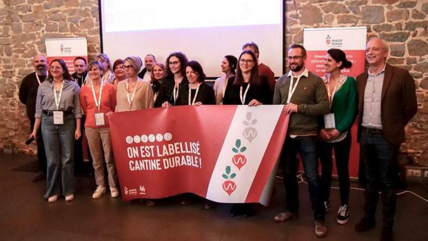 Le label « Cantines Durables », est une reconnaissance de tous les efforts réalisés au quotidien par les cantines pour adopter des pratiques alimentaires durables.