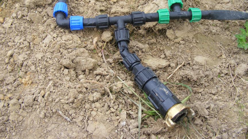 Les apports d'eau en goutte-à-goutte sont aisés à installer. Leur fonctionnement permet de limiter l'évaporation d'eau en période sèche et chaude.