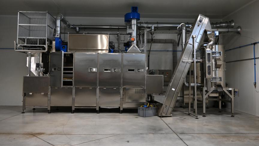 La torréfaction consiste à chauffer les noisettes, entre 150 et 170°C, dans le bout de développer les arômes et faciliter l’épluchage de l’amer pellicule brune.
