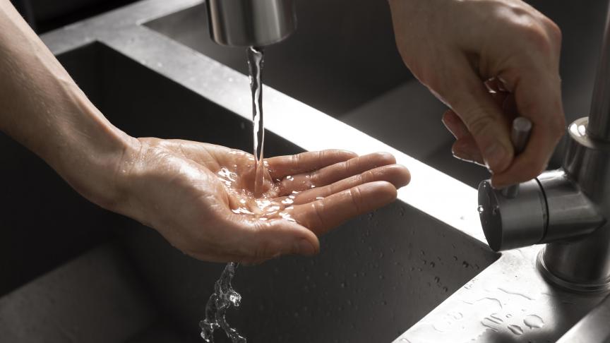 Une révèle notamment la présence d'un cocktail de polluants (PFAS, TFA mais aussi résidus de pesticides) dans l'eau du robinet non-filtrée.