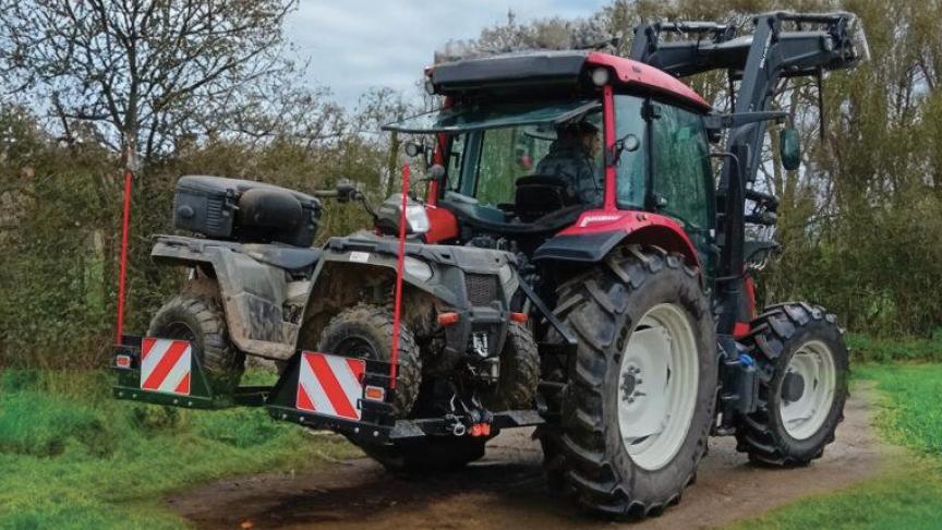 Le porte-quad TM4, de Tract’Moi, s’attelle aussi bien à l’avant qu’à l’arrière du tracteur.