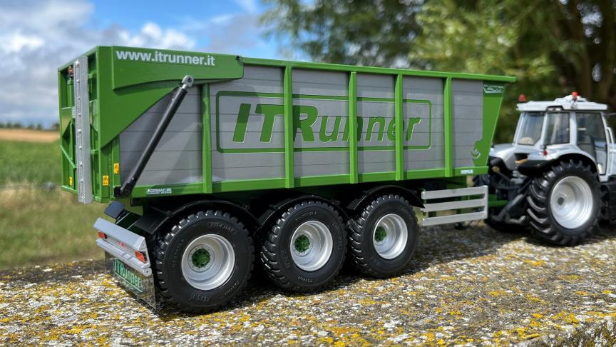 À l’occasion de cette exposition, une miniature spéciale sera proposée à la vente. Il s’agit d’une benne  ITRunner Dumper Alu qui sera proposée  en deux couleurs : rouge ou vert.