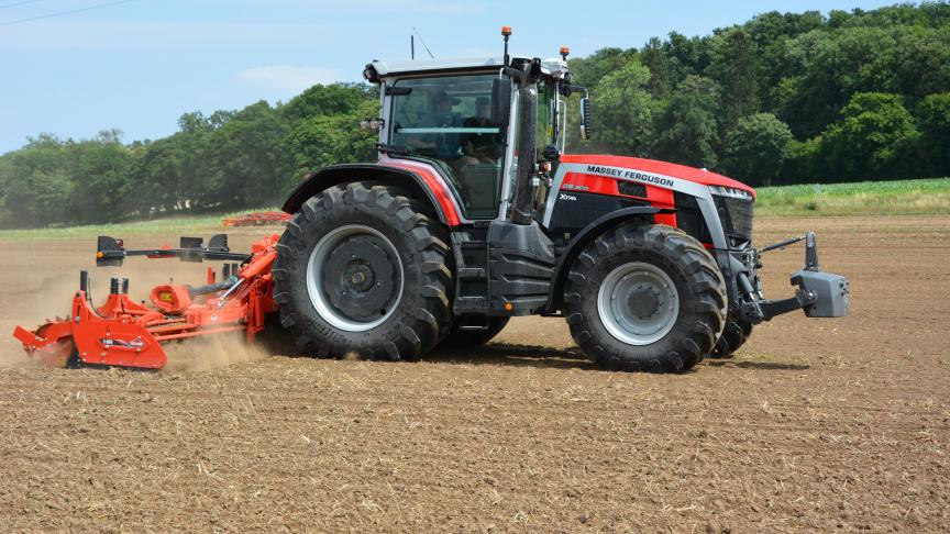Les 8S Extra arborent un design hérité du 9S intégrant un nouveau pot d’échappement, plus étroit et aligné avec le montant avant droit de la cabine.