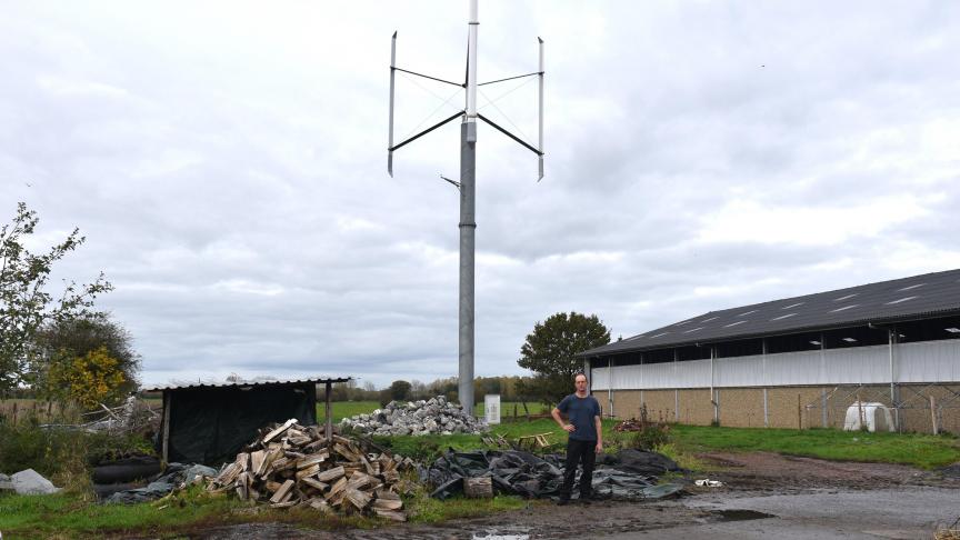 Autour et au sein de la ferme  de Pierre Dubois, les signes de transition  se multiplient : éolienne, panneaux photovoltaïques sur un hangar, pompe  à chaleur géothermique pour la maison, prairies extensives entretenues  avec soin.
