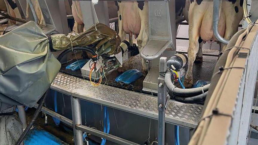 Ces robots appliquent les produits d’hygiène mamelle sur chaque trayon ce qui garantit une désinfection complète.