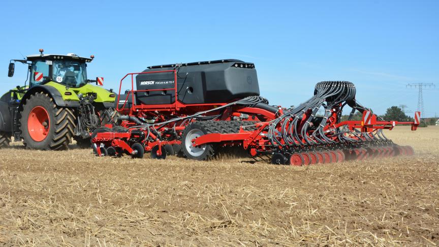 Le Focus (ici 6.30 TD F) embarque  une trémie d’une capacité de 5.000 l, pouvant être complétée, en option,  par le MiniDril (400 l).