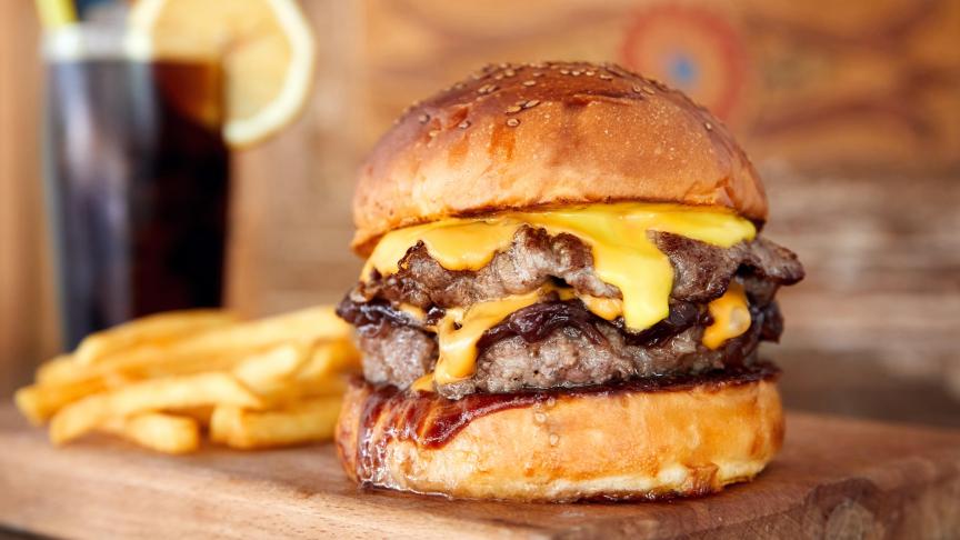 Un compromis a été trouvé pour réserver les termes de steak, bacon ou foie aux seuls produits carnés. Les hamburgers veggie et les saucisses végétales pourront garder leurs noms à ce stade.