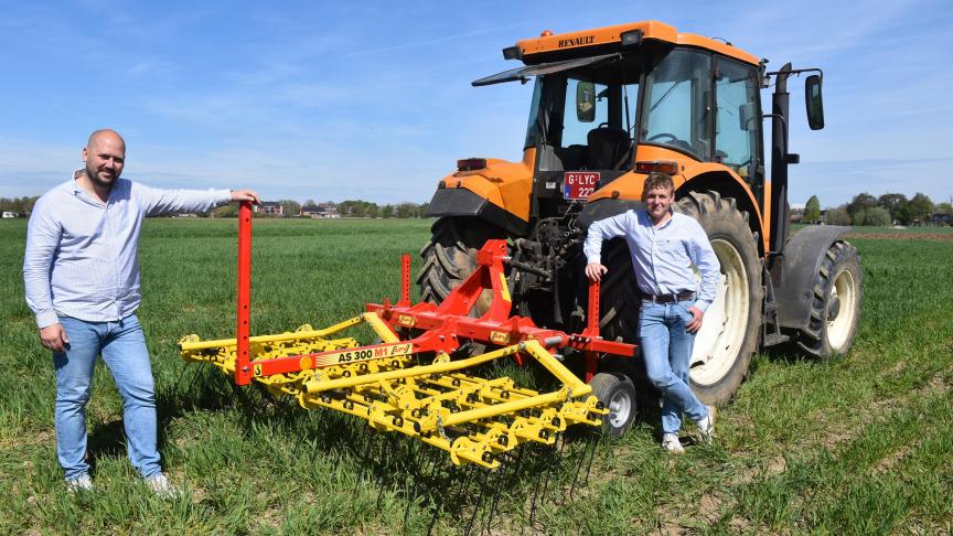 L’engagement d’Alexandre Willem (à d.), encouragé par son professeur, Raphaël Honorez, reste isolé.  Dans sa classe, il est le seul élève à s’être engagé dans cette voie encore peu empruntée.