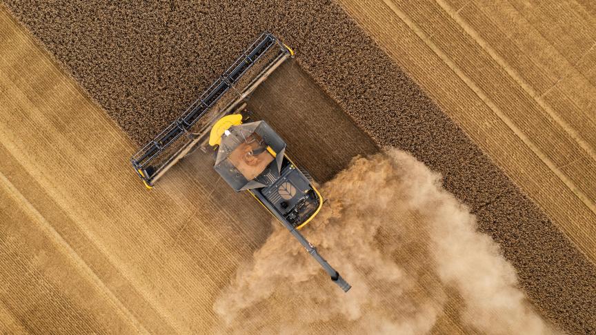 Le système IntelliSpread éparpille les pailles et menues-pailles broyées sur toute la largeur de travail, quelles que soient les conditions de vent, d’humidité ou de récolte.